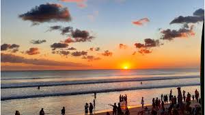 Menikmati Keindahan Matahari Terbenam di Pinggir Pantai